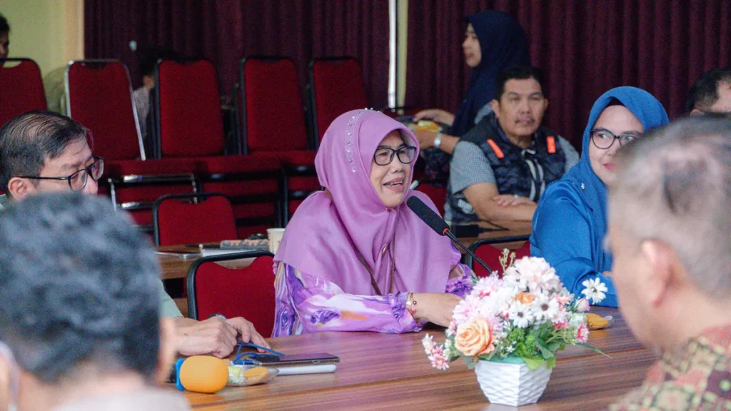 Dr. Ir. Farah Diba Dekan Fahutan UNTAN saat sambutan Pulai Series 25.